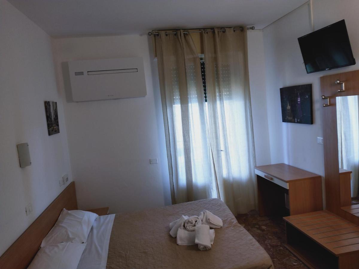 Hotel Diana Gardone Riviera Buitenkant foto