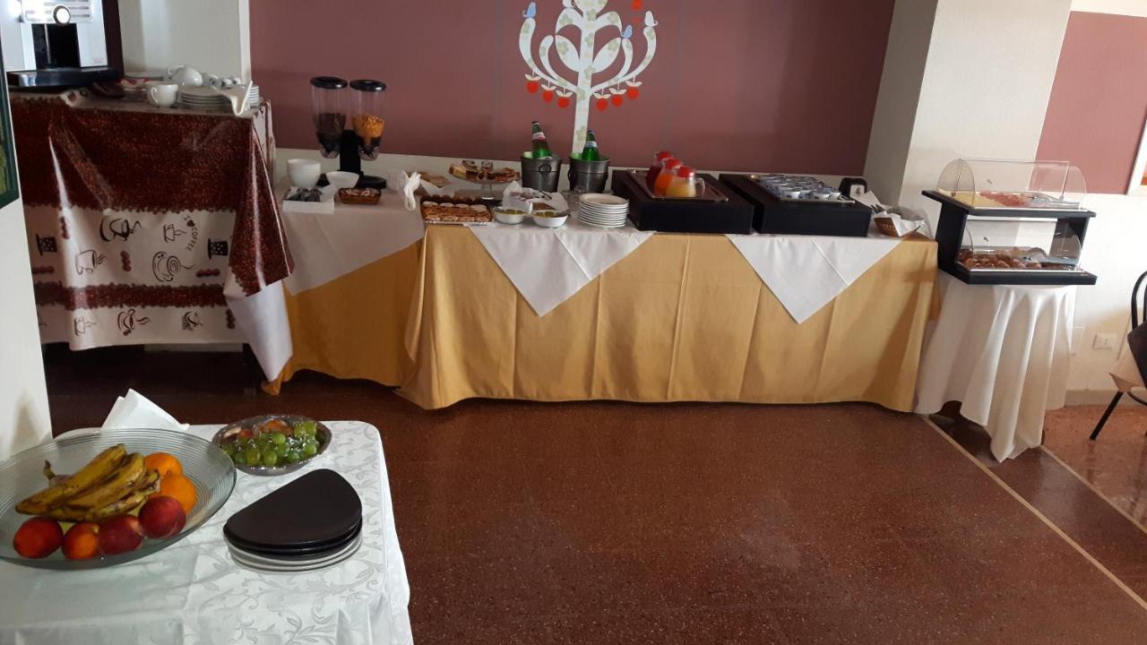Hotel Diana Gardone Riviera Buitenkant foto